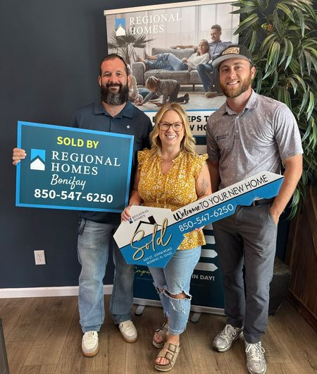 A group celebrating a home sale at Regional Homes of Bonifay